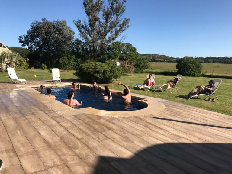 gente disfrutando la piscina un dia de verano en evento social