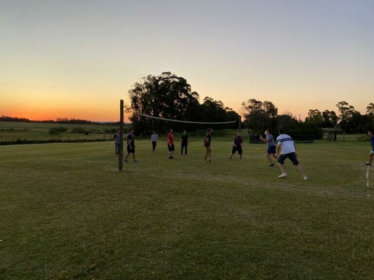 gente jugando al volley-ball en evento social